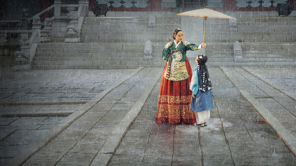Fotograma del Kdrama Bajo el paraguas de la reina - Reina Hwa-ryeong mujeres poderosas