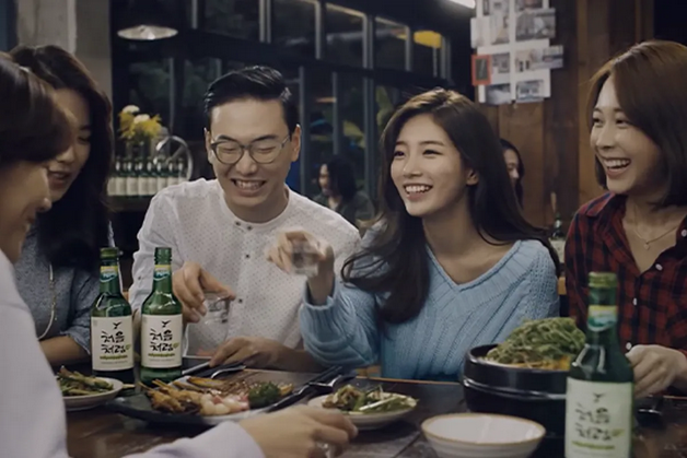 Park Shin joo se ríe, compartiendo y celebrando son sus amigos, comida coreana y unas botellas de soju