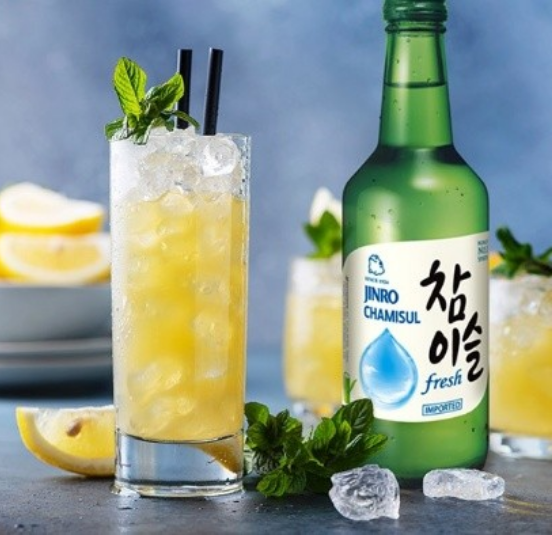 cóctel Soju_Sonrise y botella soju fresh