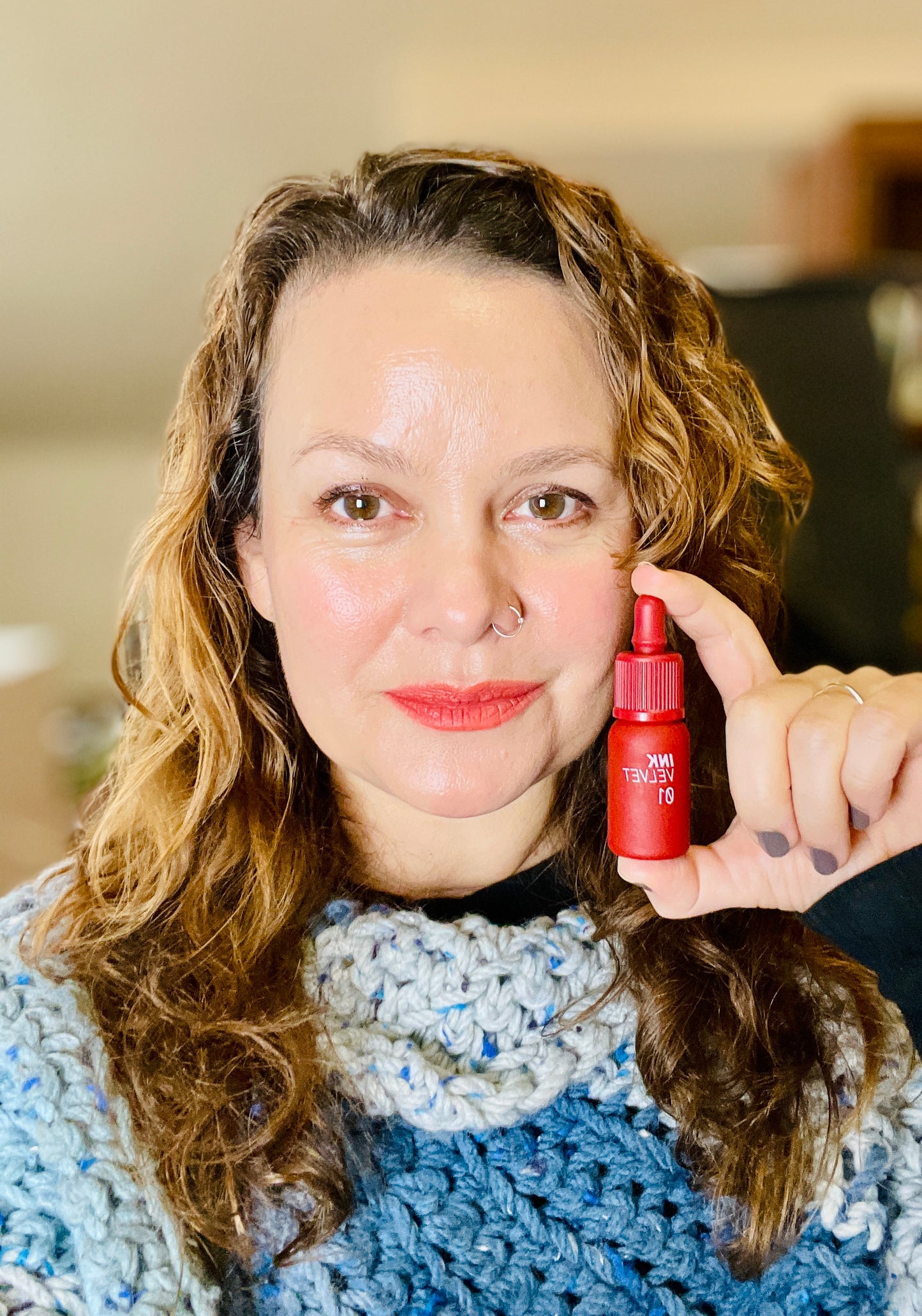Nidia con labios y mejillas maquillados con Tinte Peripera Rojo 01 Mate 4g - Labios mejillas párpados maquillaje Kdramas