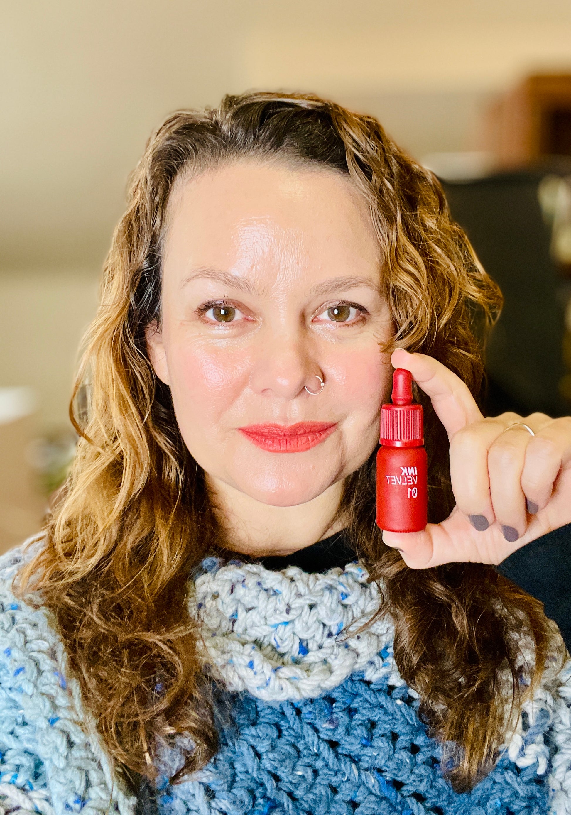 Nidia con labios y mejillas maquillados con Tinte Peripera Rojo 01 Mate 4g - Labios mejillas párpados maquillaje Kdramas